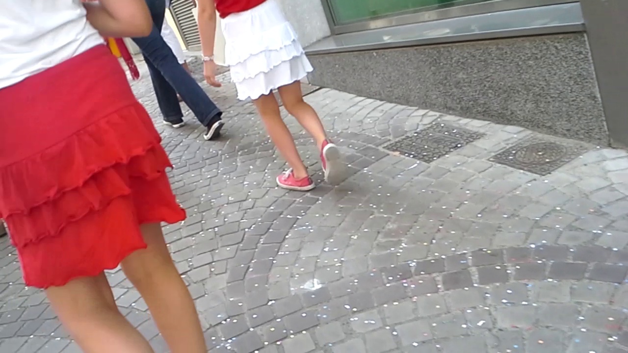 rue (2 petites..jupe rouge..jupe