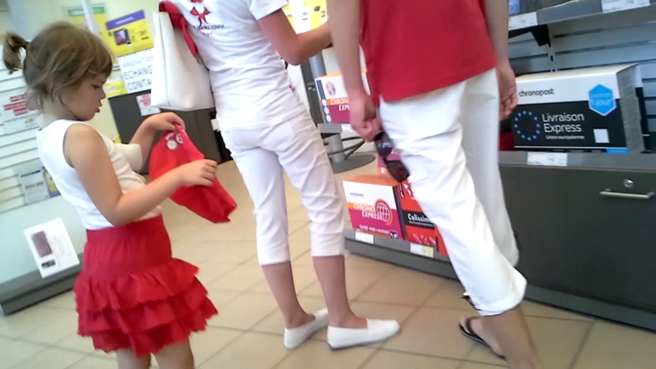 poste (jupe rouge..tshirt blanc