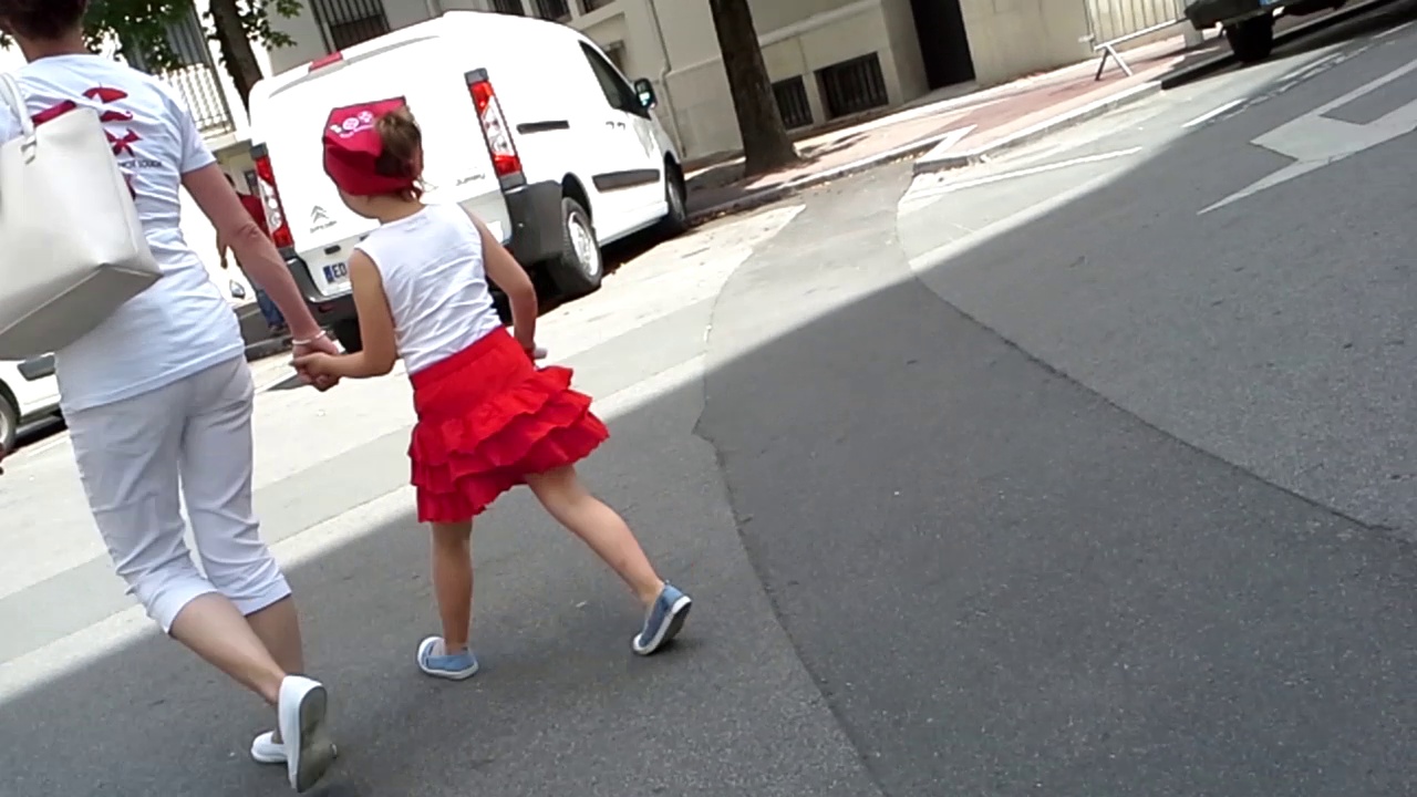 rue (jupe rouge..tshirt blanc)-0