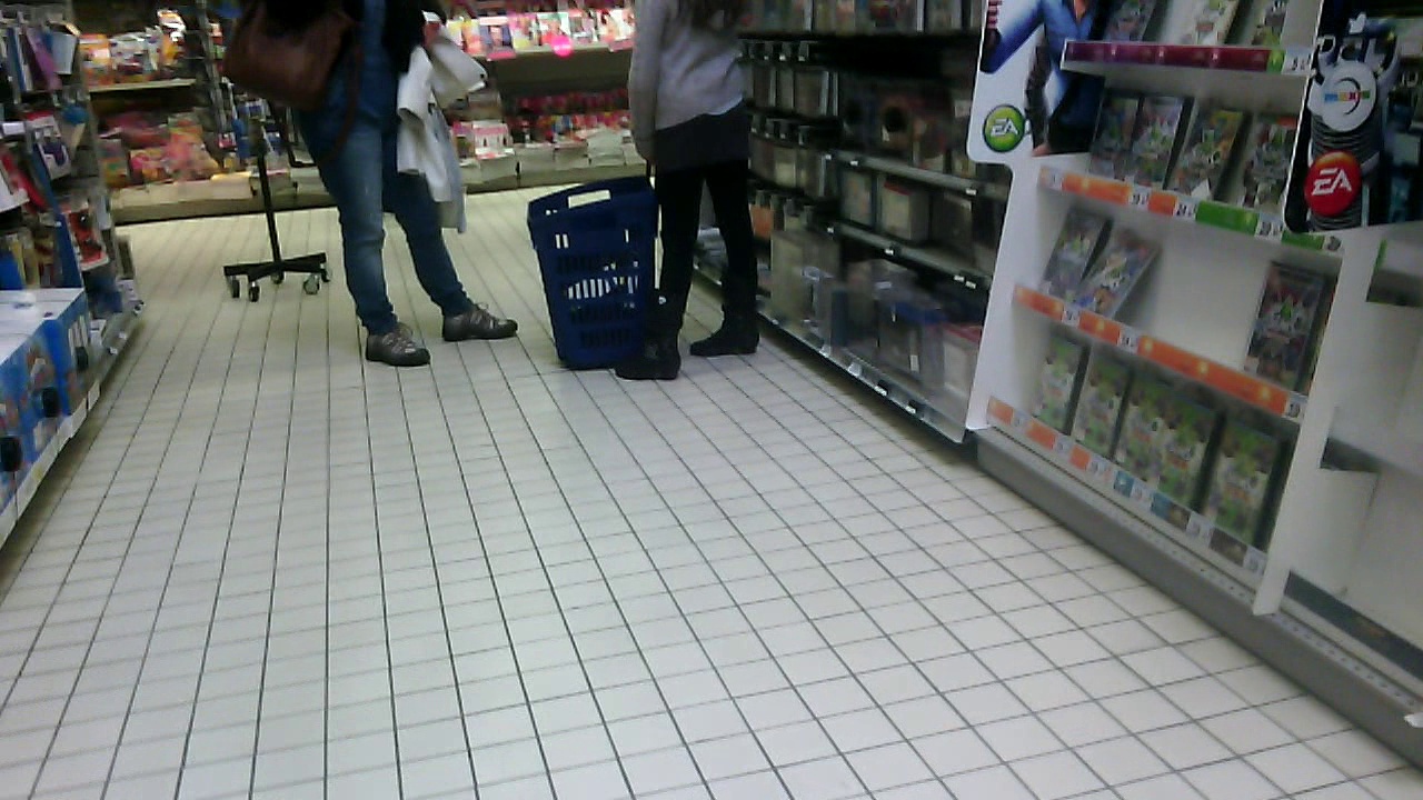 carrefour (jupe grise..collant n