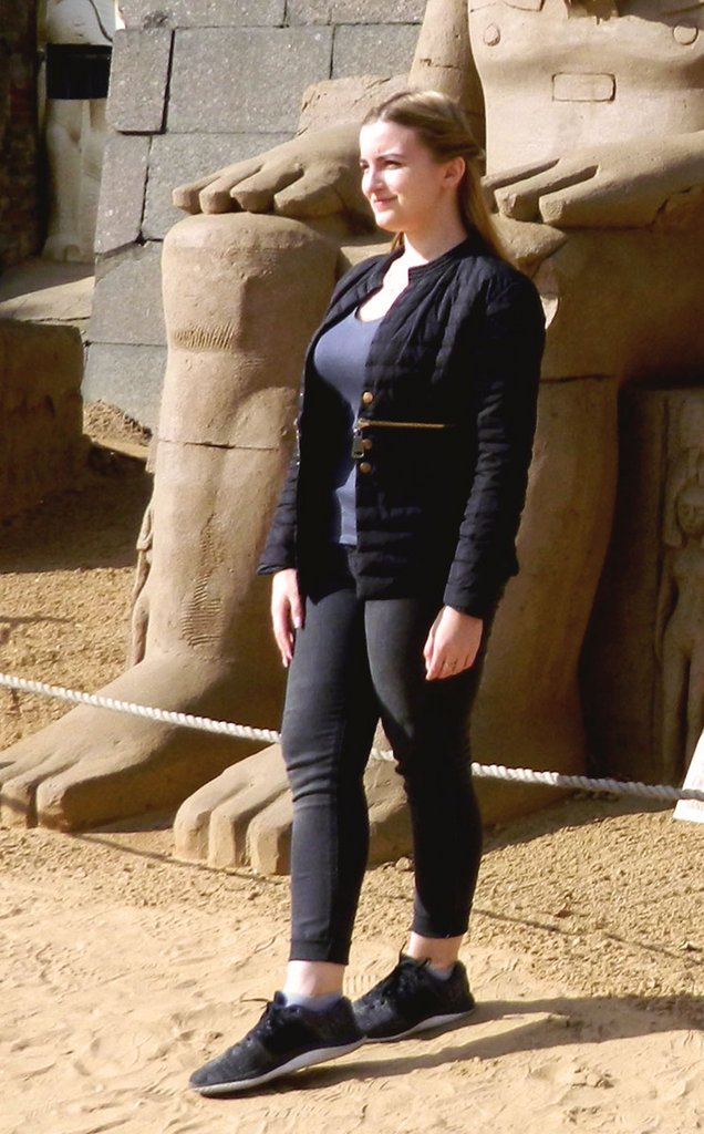 Девушка возле статуи Рамзеса