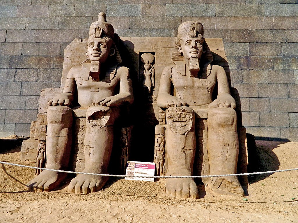 Статуи Рамзеса