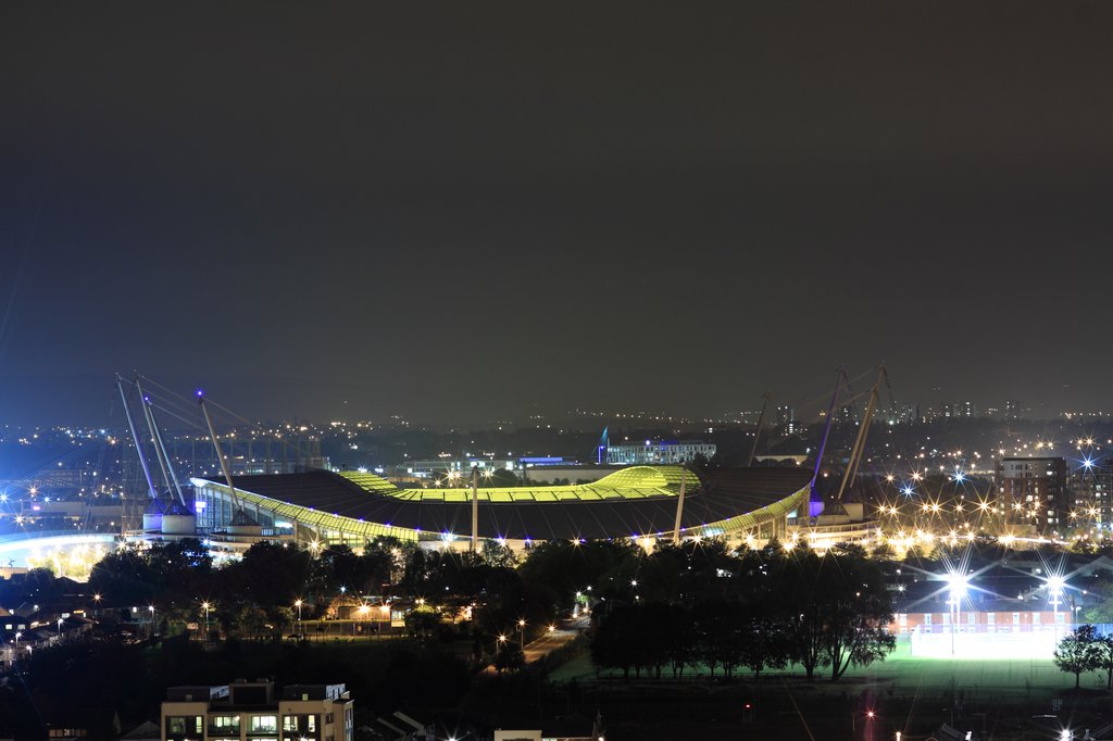 Etihad_Stadium_at_night.jpg