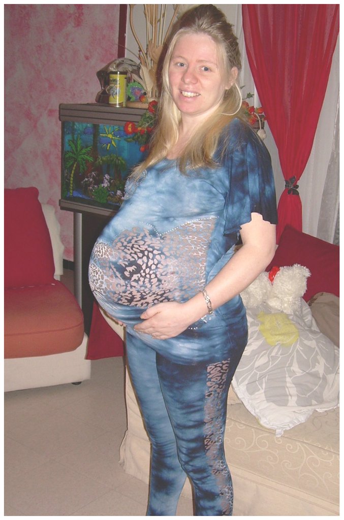 pregnant blond blue outfit.jpg