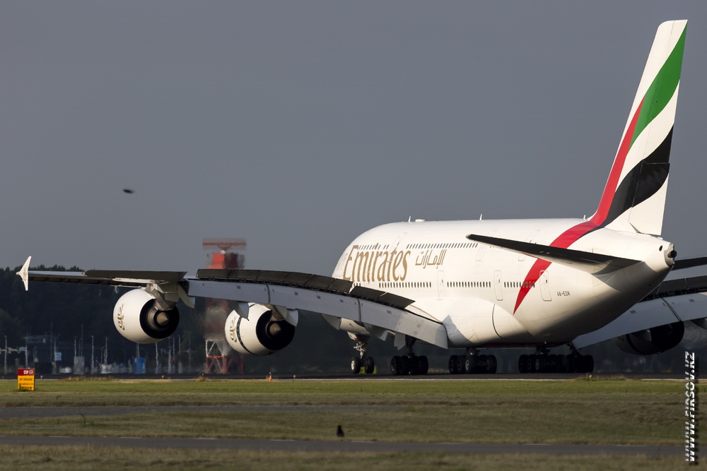 A-380_A6-EDR_Emirates_5_AMS.jpg