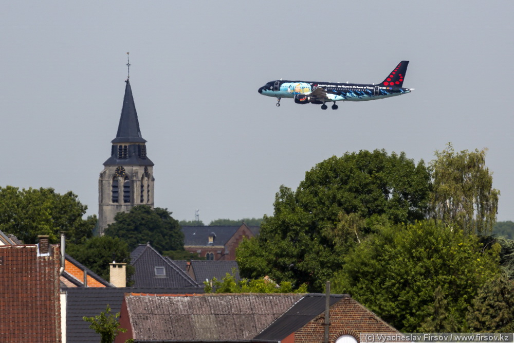 A-320_OO-SNB-tintin_Brussels_Air