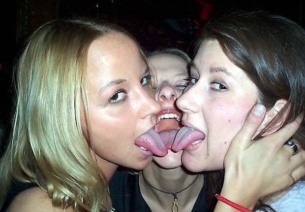 drunk_three_girls_kissing.jpg