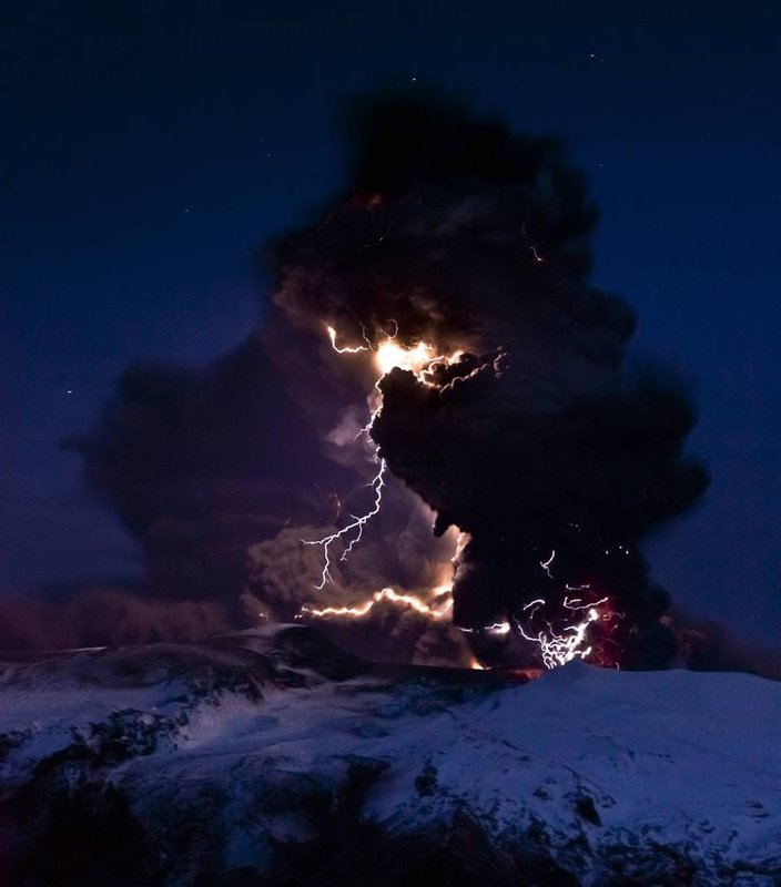 ss-100420-volcano-lightning-002_