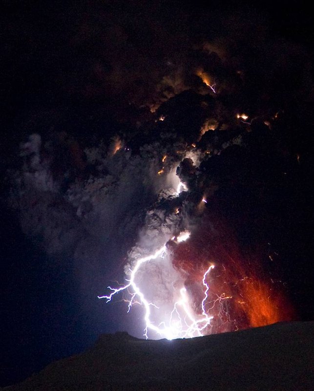 ss-100420-volcano-lightning-004_