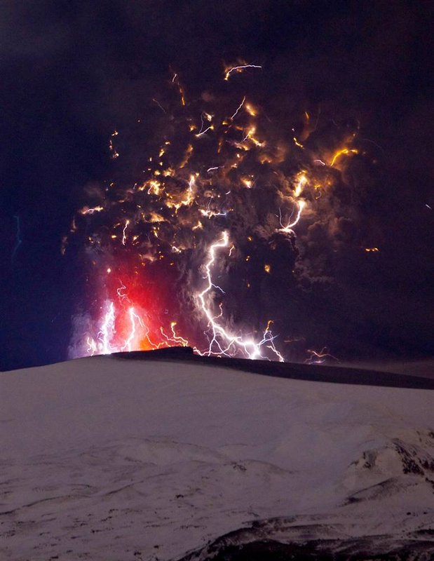 ss-100419-volcano-lightning-02_s