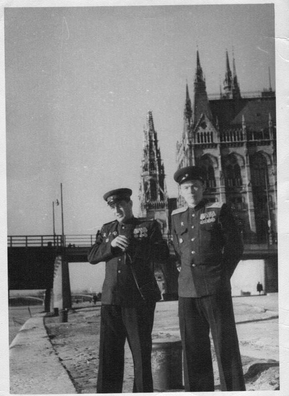 Двое военных в Будапеште образца