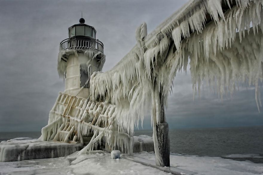 frozen-lighthouse-st-joseph-nort