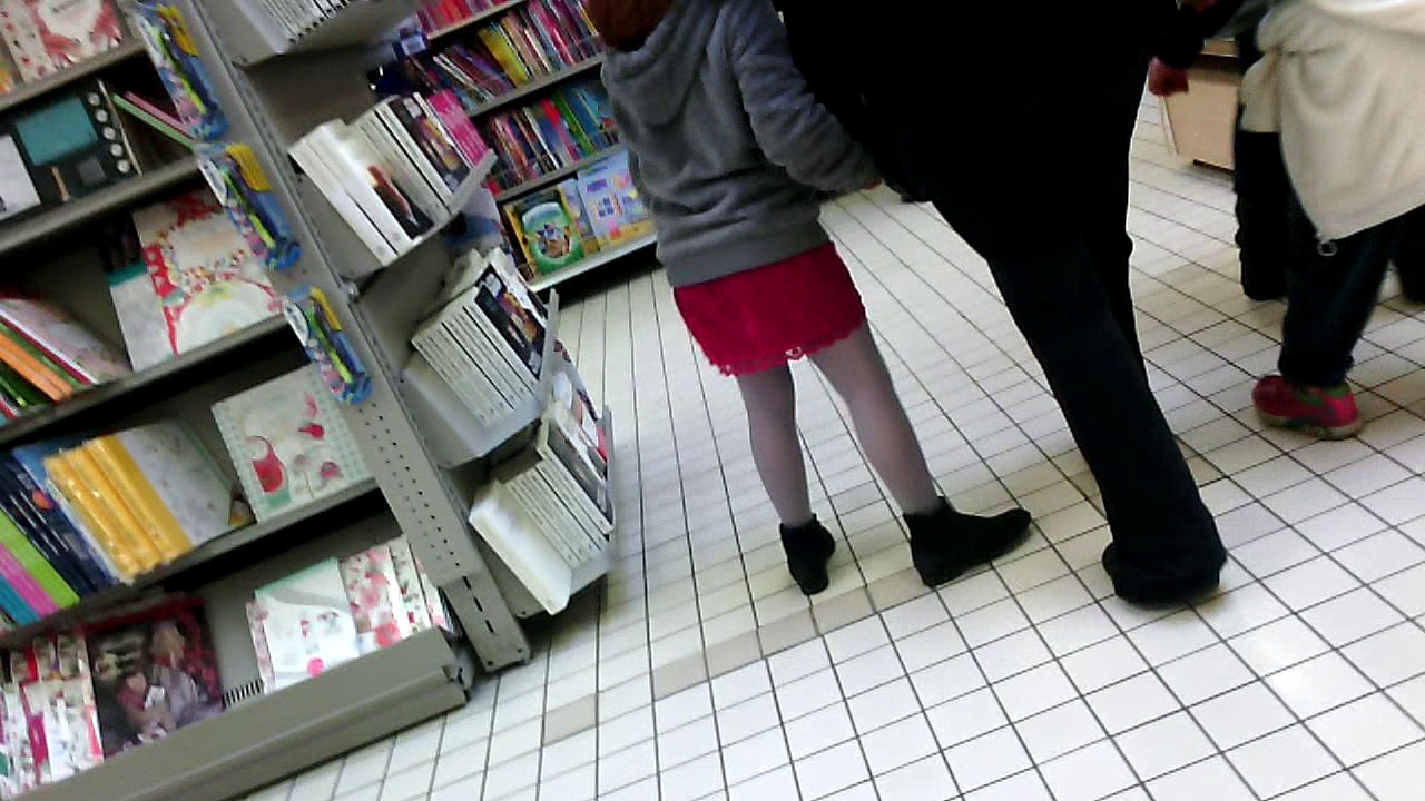 carrefour (jupe rose ..collant g