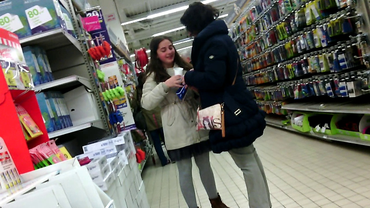 carrefour (jupe grise..collant g