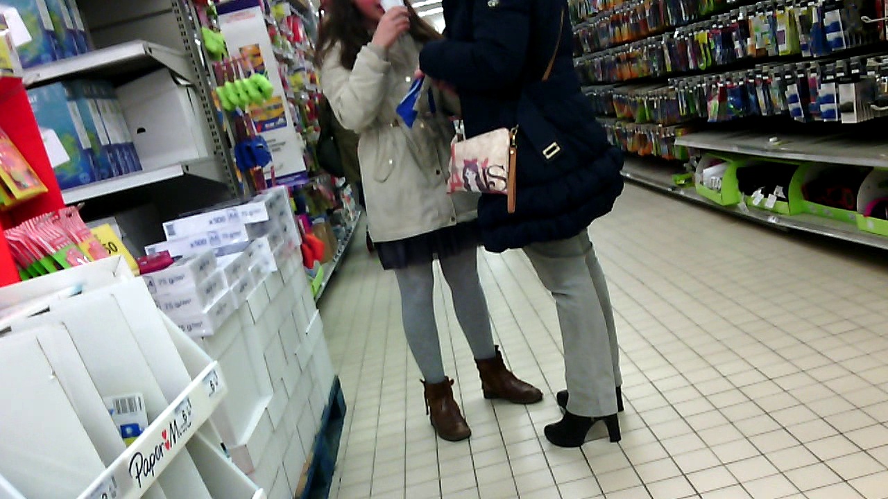 carrefour (jupe grise..collant g