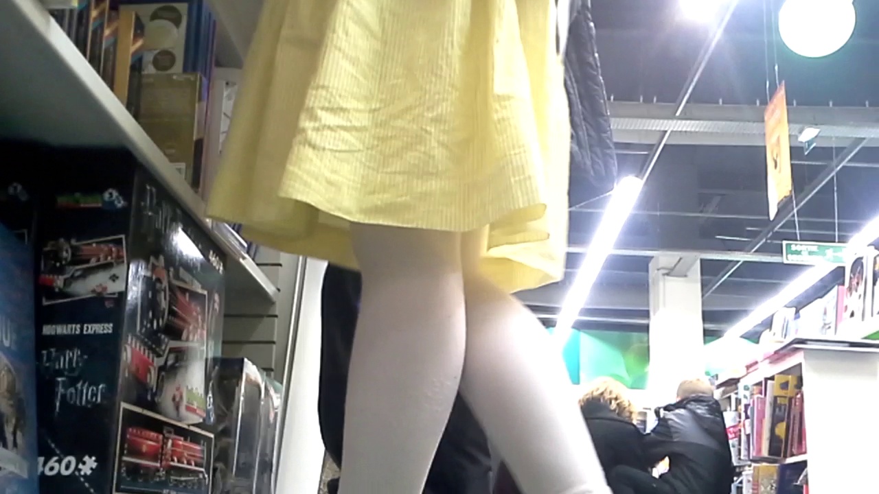 fnac (robe jaune..legging blanc)