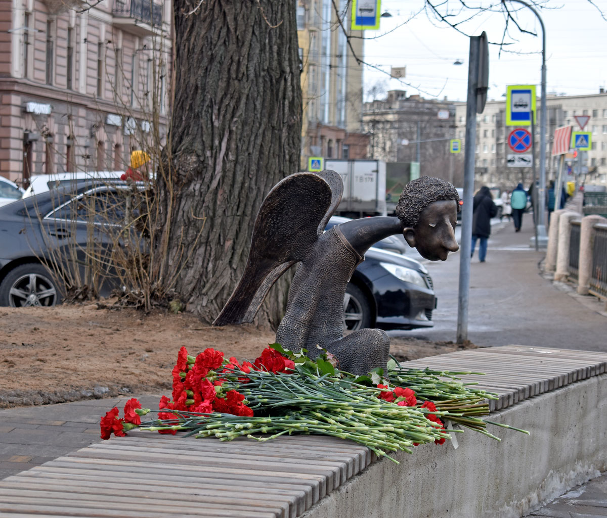 Скульптура ангела в Питере на скамейке на Карповке