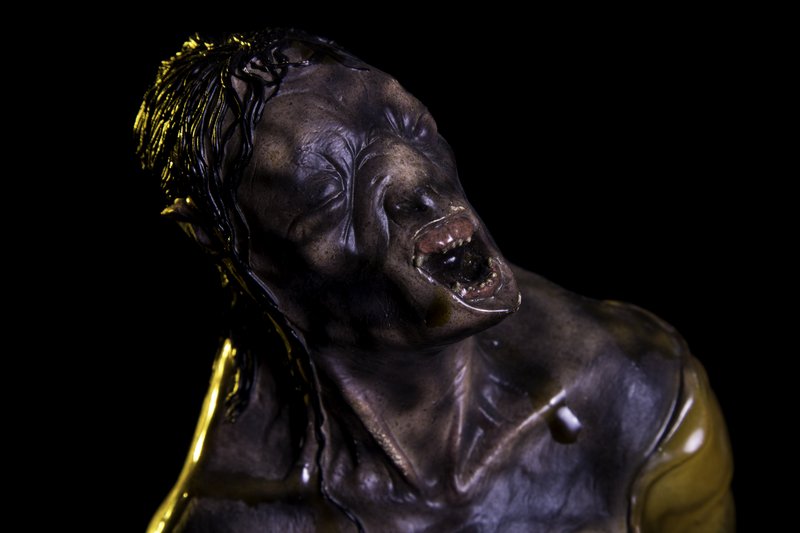 Newborn Uruk-hai Statue Weta (3)