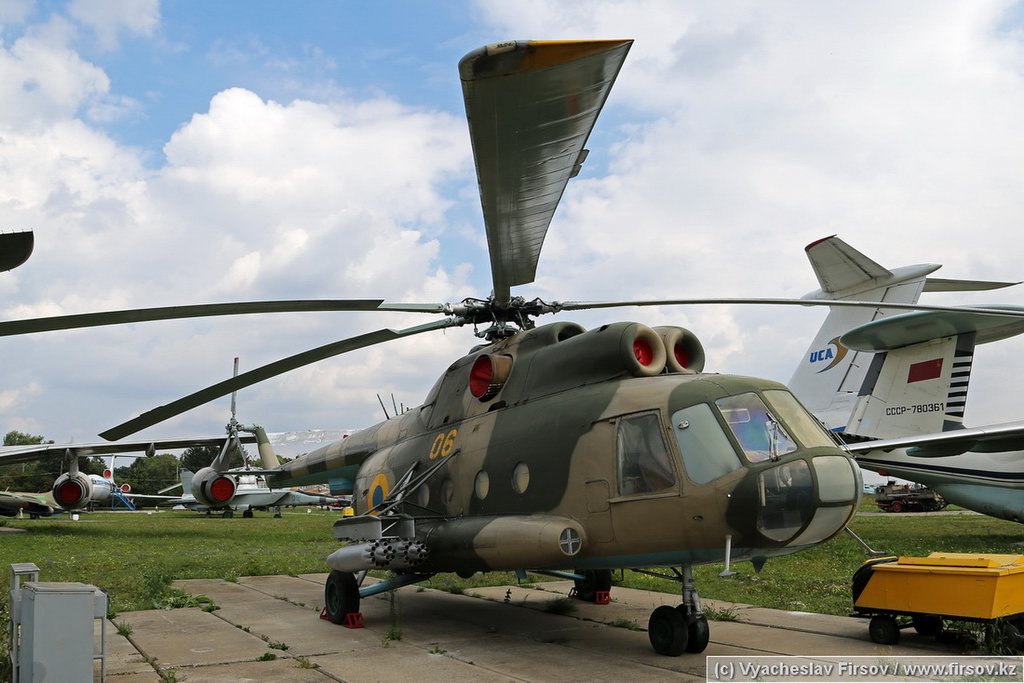 Mi-8_06_Ukraine_Air_Force_2_IEV.