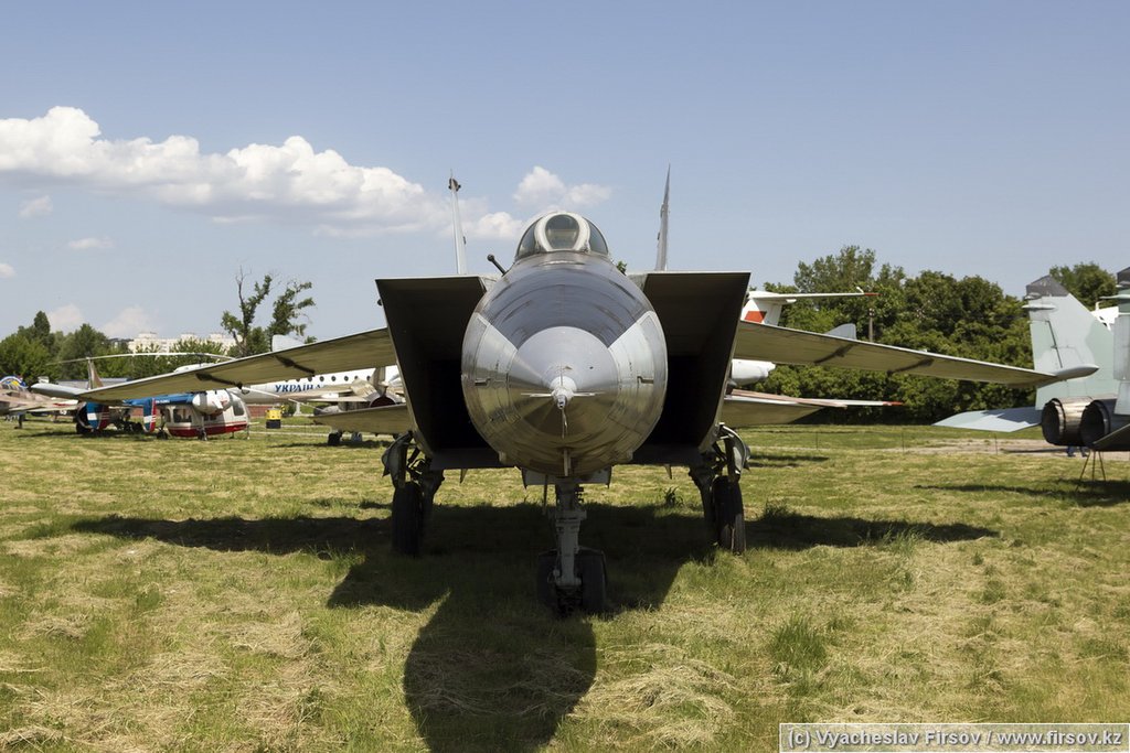 MiG-25RBT_06_USSR_Air_Force_1_IE