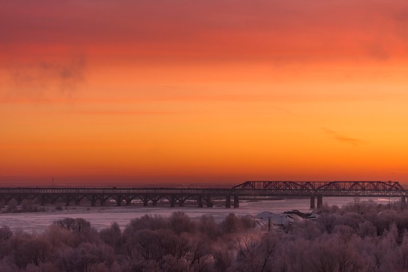 Зимний закат над мостом