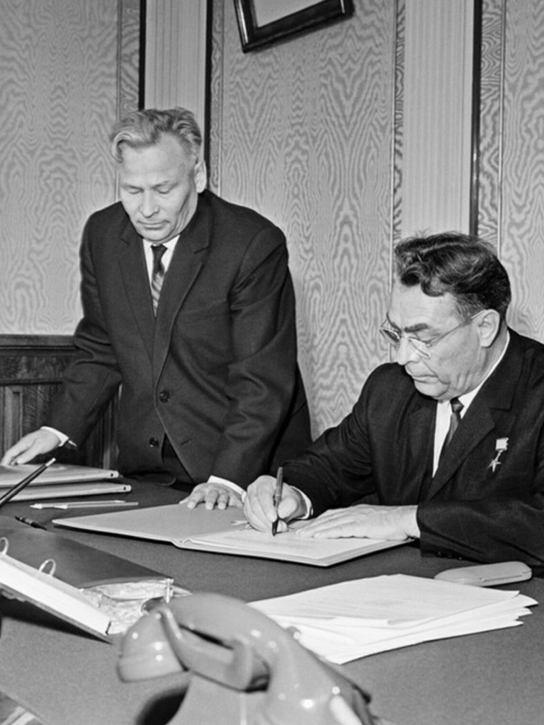 min_Черненко и Брежнев 1963.jpg