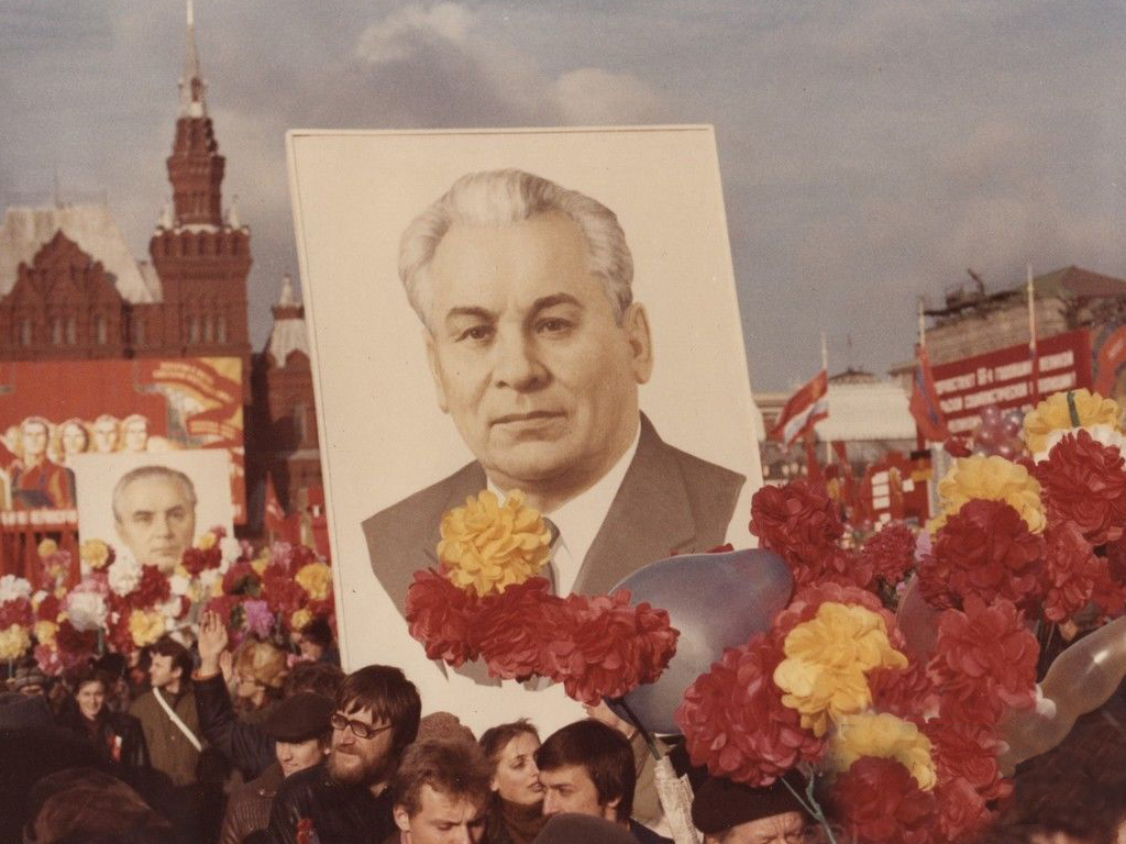 min_Портрет Черненко 1 мая 1983.