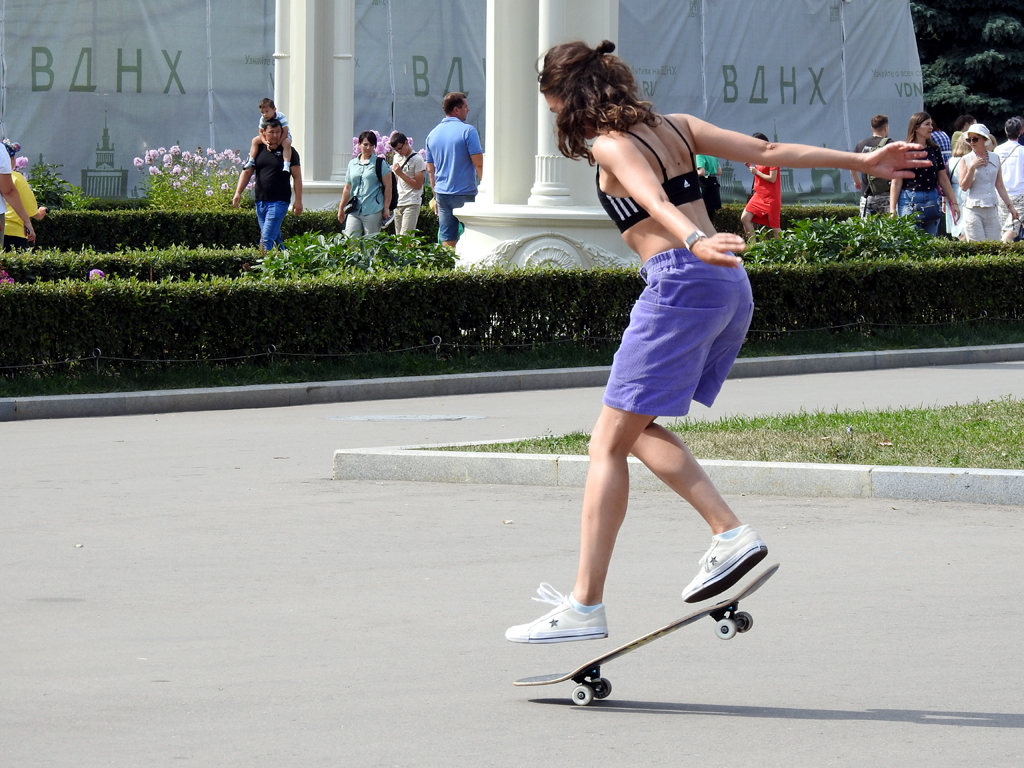 min_Москва - Девушка на скейте ВДНХ 14.08.22.jpg