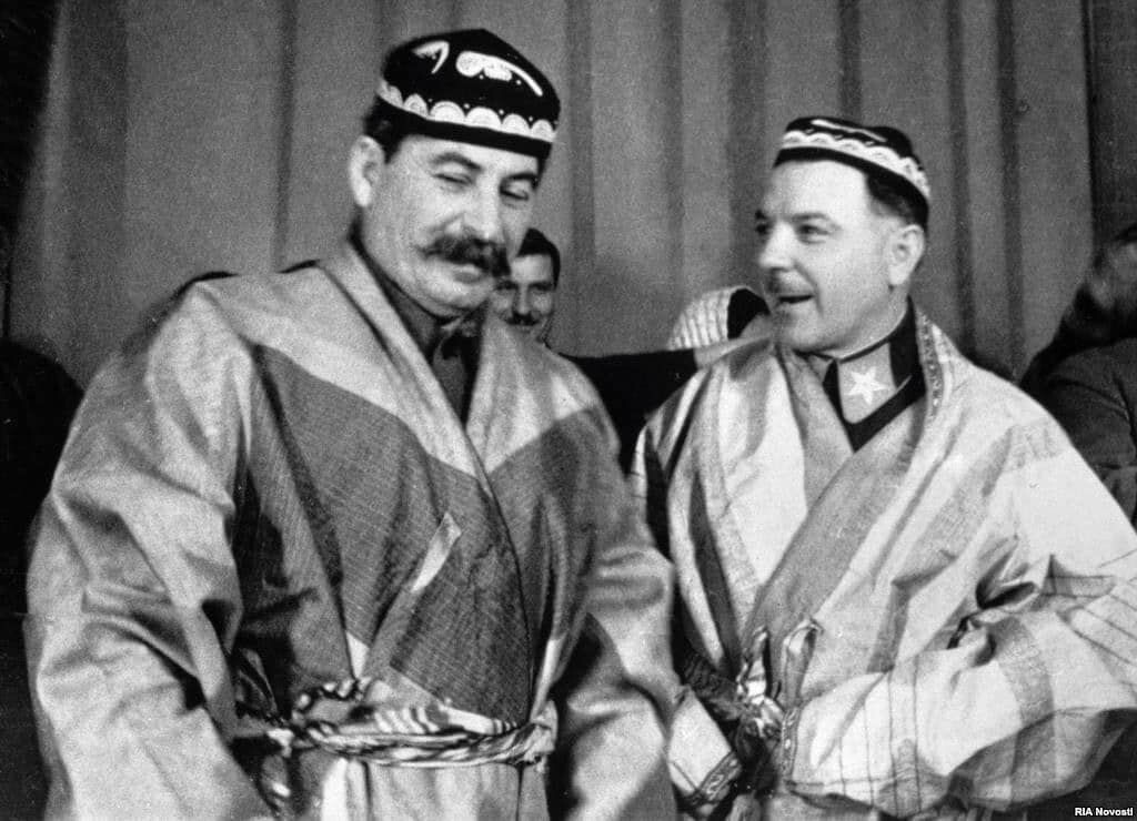 Сталин и Ворошилов в узбекском халате.jpg