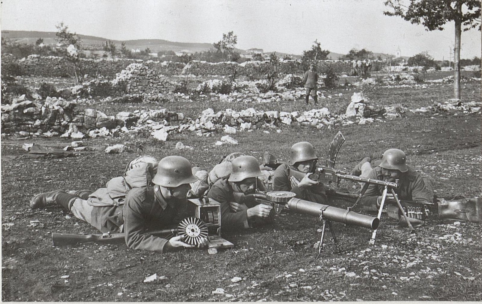 Немецкие солдаты осваивают пулем