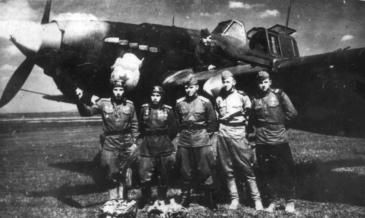 Летчики-гвардейцы у Ил-2