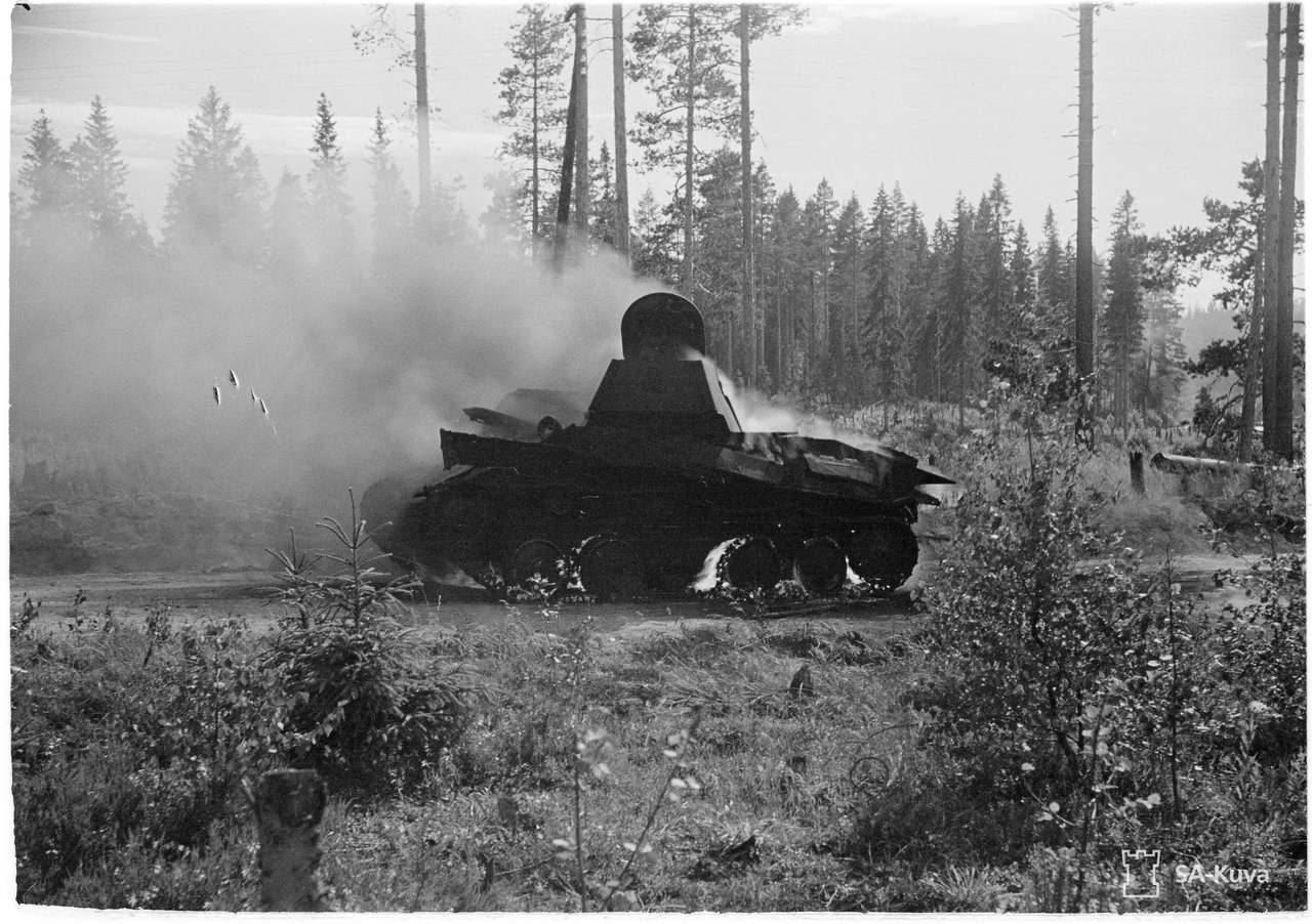 Т-70 подбит и горит