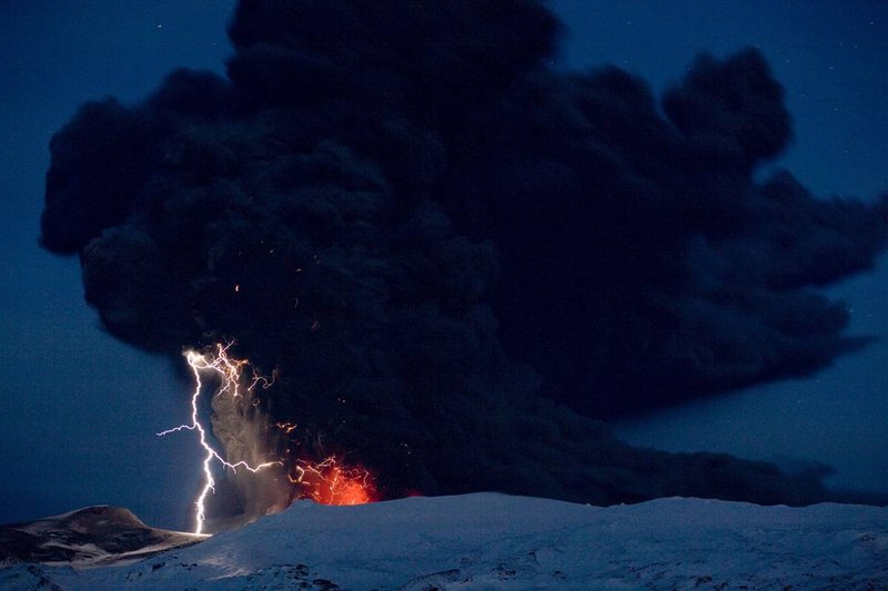 ss-100420-volcano-lightning-003_