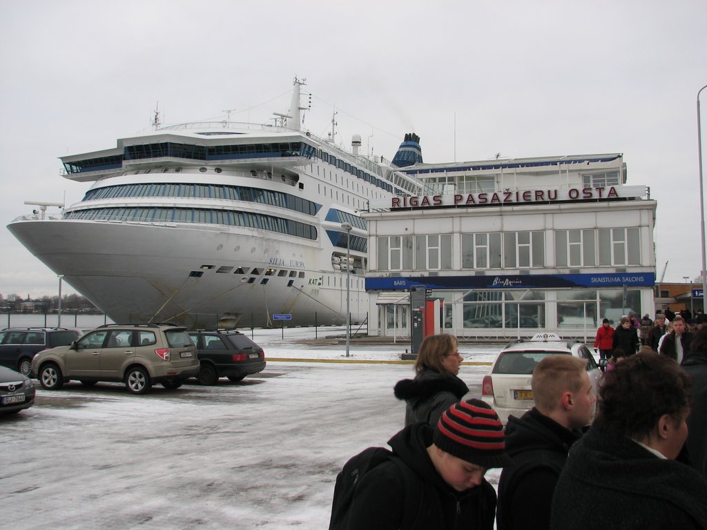 Silja_Europa_in_Riga_harbour.jpg