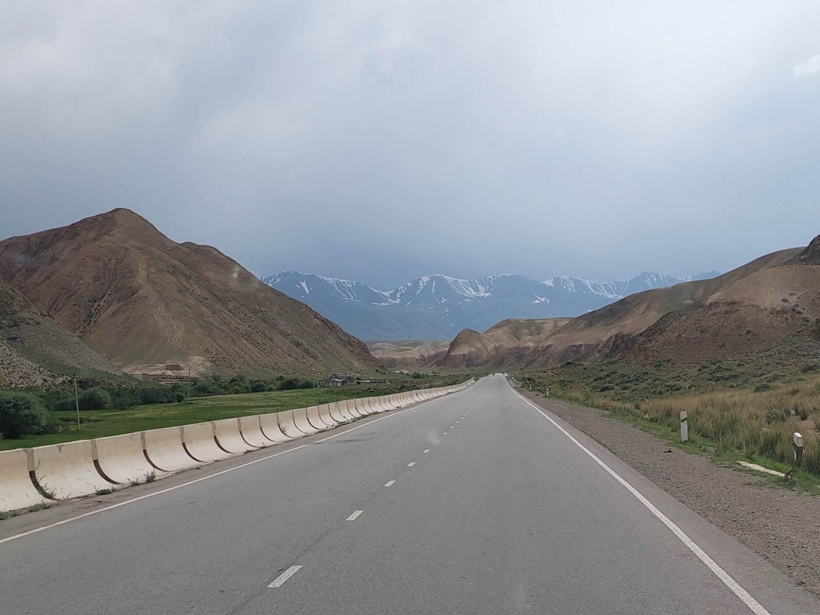 Горы и озера Киргизии летом 2023 года.