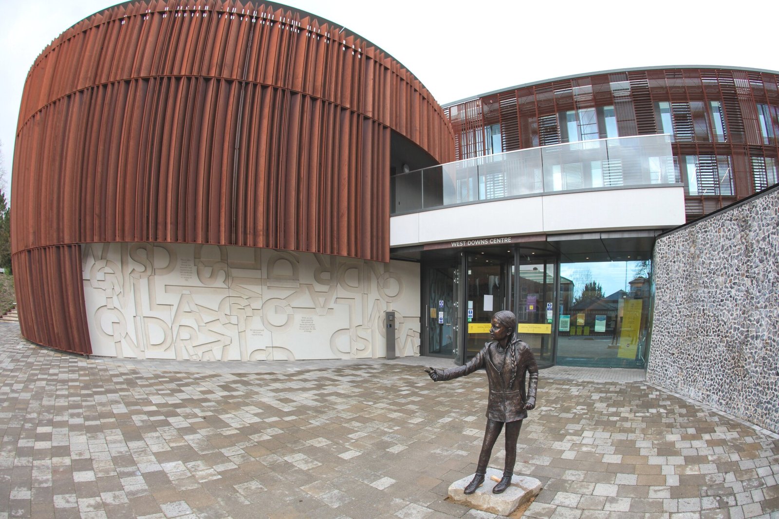 Памятник Грете Тунберг в Винчестерском университете