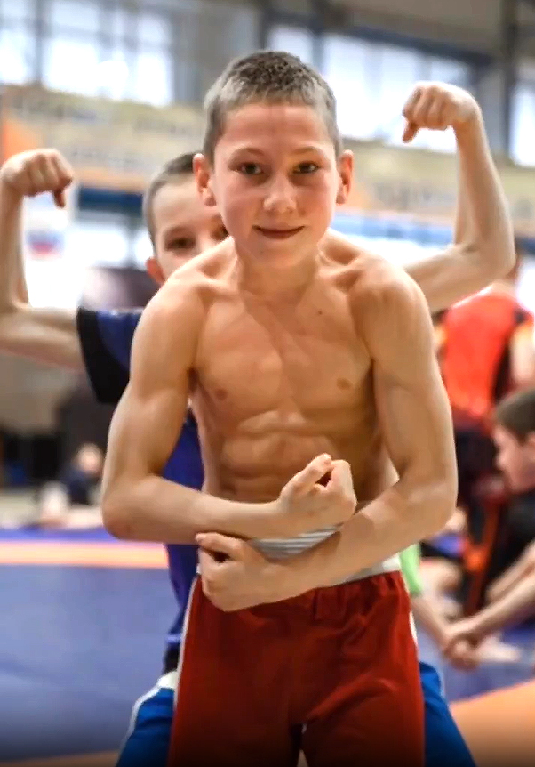 гигант 9 лет мускулы чемпиона рукопашного боя