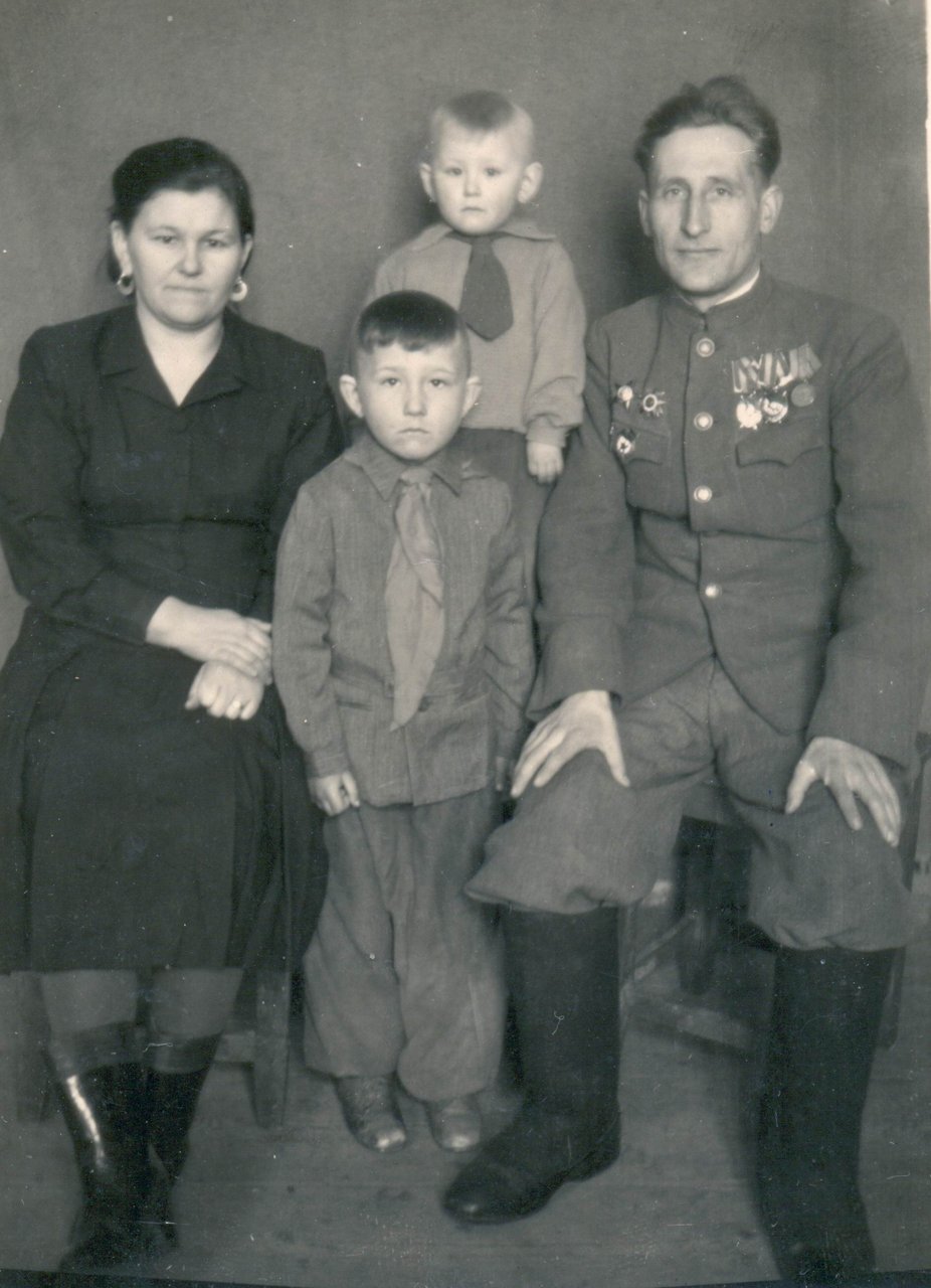 Семья Лосицких. 1952г.