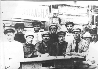 Комунисты 1-й ряд и комсомольцы 2-й ряд лд. Писаревка 1924г..jpe
