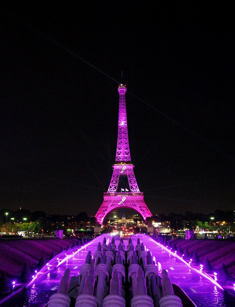 Illumination-Tour-Eiffel-rose-Pi